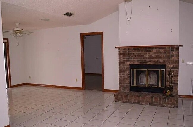 702 Leeward Dr in Deltona, FL - Building Photo - Building Photo