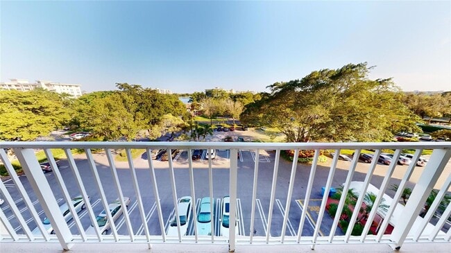 3080 N Course Dr, Unit 604 in Pompano Beach, FL - Building Photo - Building Photo