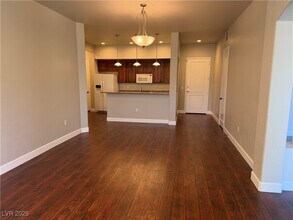 56 E Serene Ave in Las Vegas, NV - Foto de edificio - Building Photo