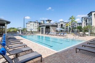 Charleston on 66th in Largo, FL - Building Photo