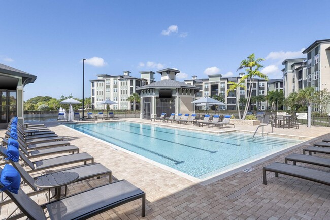 Charleston on 66th in Largo, FL - Building Photo - Building Photo