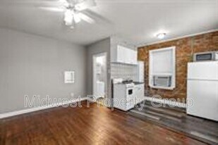 1103 N 2nd St in St. Charles, MO - Building Photo