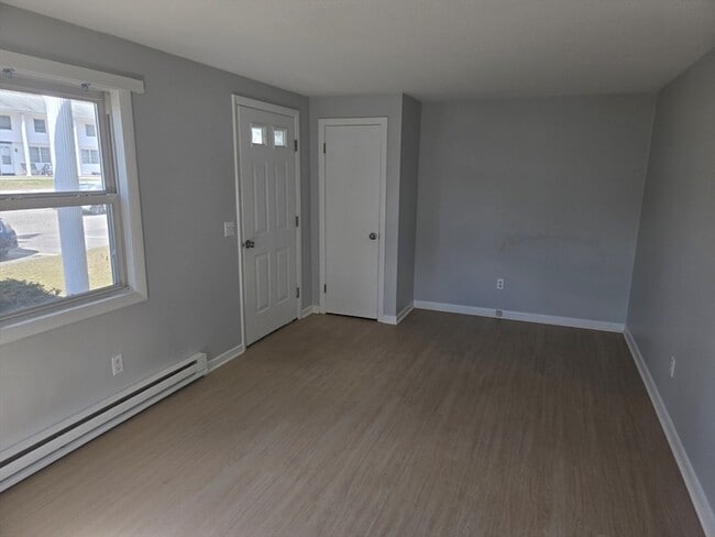 0 Town House Ct in Spencer, MA - Foto de edificio - Building Photo