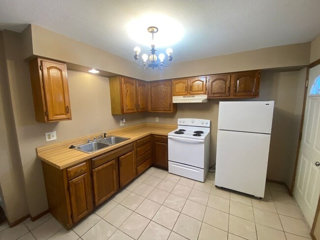 2328 Mitchell Ave in St. Joseph, MO - Building Photo - Building Photo