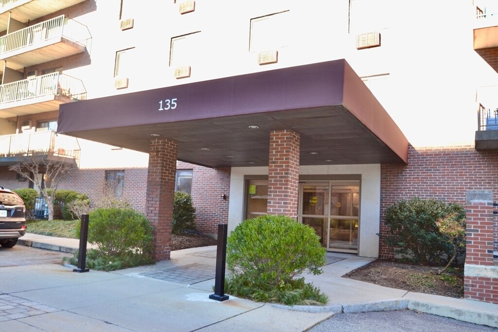 135 Pleasant St in Brookline, MA - Building Photo