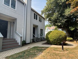 421 Bellevue Ave, Unit 4a in Newport, RI - Building Photo