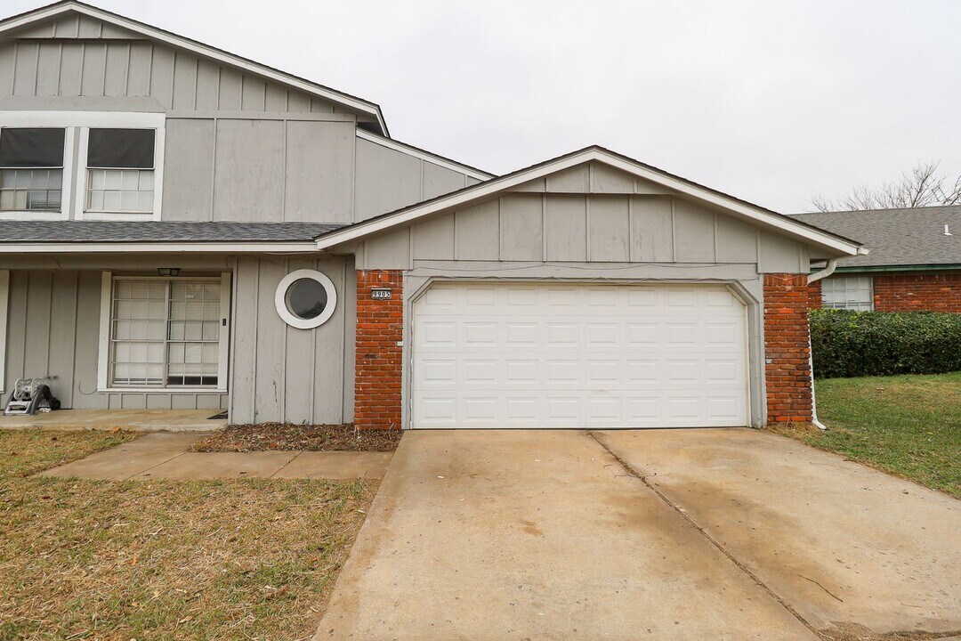 9905 E 22nd St in Tulsa, OK - Foto de edificio