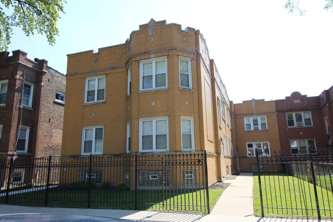 2425 N Tripp Ave in Chicago, IL - Building Photo