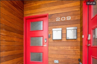 209 Hutton St, Unit 2 in Jersey City, NJ - Foto de edificio - Building Photo