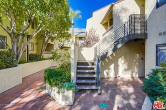 64 N Mar Vista Ave in Pasadena, CA - Foto de edificio - Building Photo