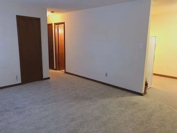 5906 Hickman Rd in Des Moines, IA - Building Photo - Building Photo