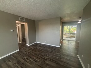 531 Bedford Rd in Bedford, TX - Foto de edificio - Building Photo