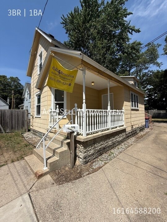 901 Zeeland Ct NE in Grand Rapids, MI - Building Photo