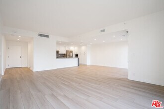 600 W 9th St in Los Angeles, CA - Building Photo - Building Photo
