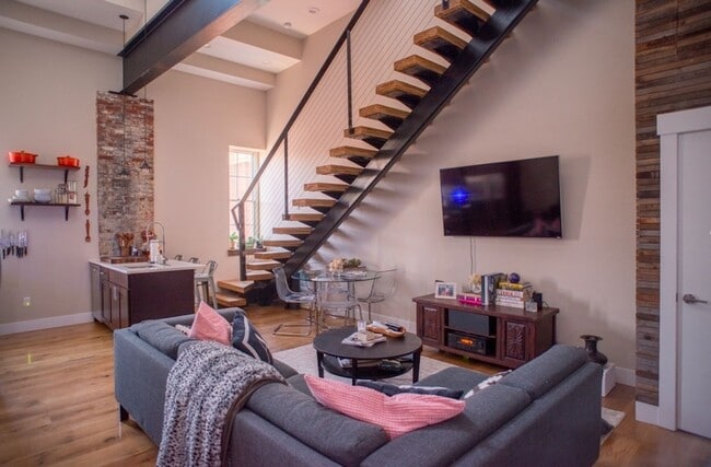 property at 705 S 5th St