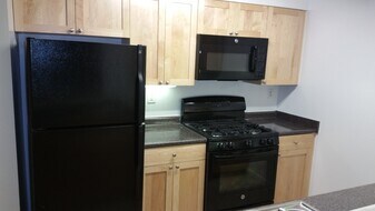 22 Waterfall Dr, Unit L in Canton, MA - Foto de edificio - Building Photo