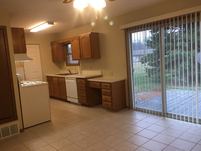 1232 Schneiders Crossing Rd NW, Unit 1232B in Dover, OH - Building Photo - Building Photo
