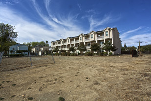 325-395 Gurries Dr in Gilroy, CA - Foto de edificio - Building Photo