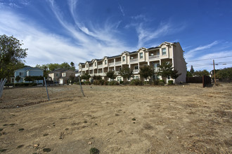 325-395 Gurries Dr in Gilroy, CA - Building Photo - Building Photo