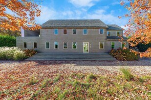 28 Beach Ln in Wainscott, NY - Building Photo