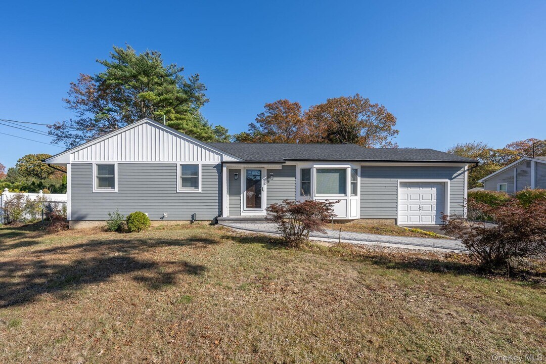 831 Sycamore Ave in Bohemia, NY - Building Photo