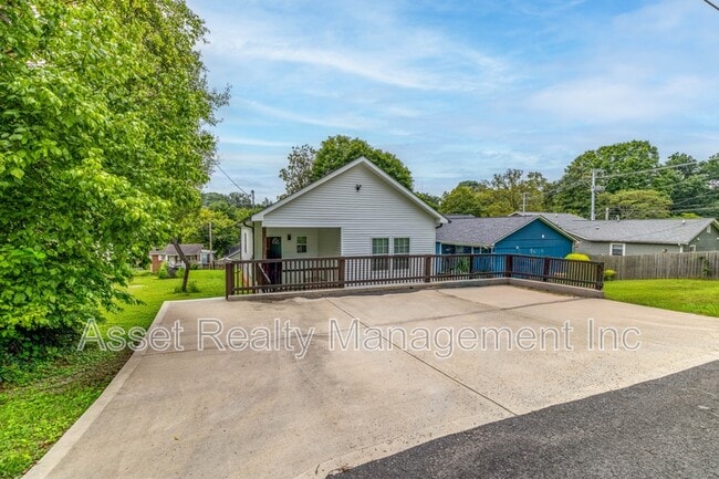 619 Midlake Dr NE