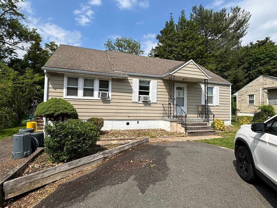 438 Ewingville Rd in Ewing, NJ - Foto de edificio