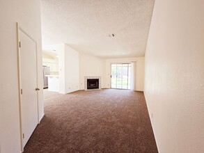 842 Butch Cassidy Ln in Henderson, NV - Building Photo - Building Photo
