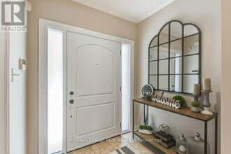 42 Mynden Way in Newmarket, ON - Building Photo - Building Photo