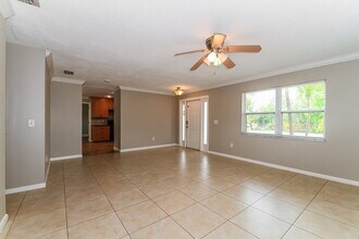 5595 Sunrise Dr in Ft. Myers, FL - Foto de edificio - Building Photo