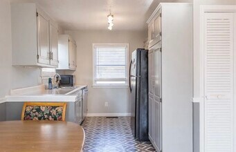 302 S Dogwood Dr in Harrisonburg, VA - Foto de edificio - Building Photo