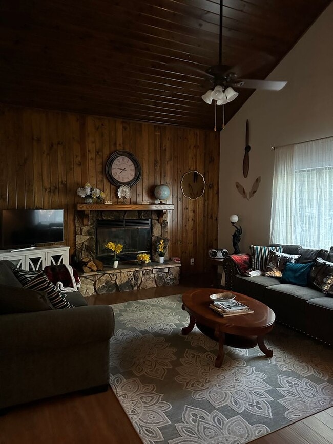 23867 Pioneer Camp Rd in Crestline, CA - Building Photo - Building Photo