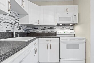 751 Pine Dr in Pompano Beach, FL - Building Photo - Building Photo