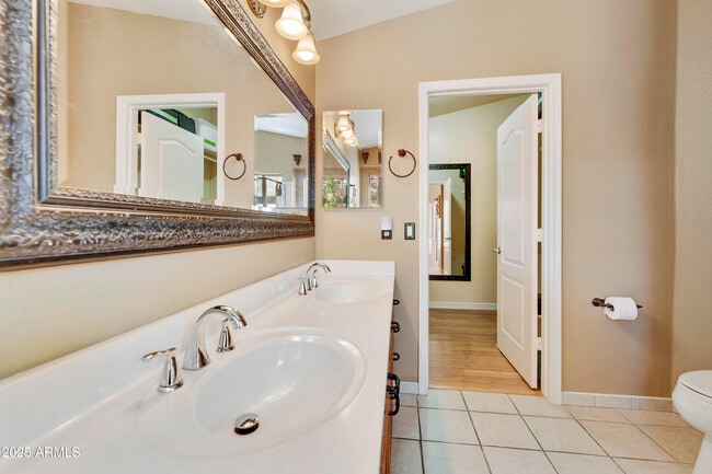 property at 519 E Devon Dr