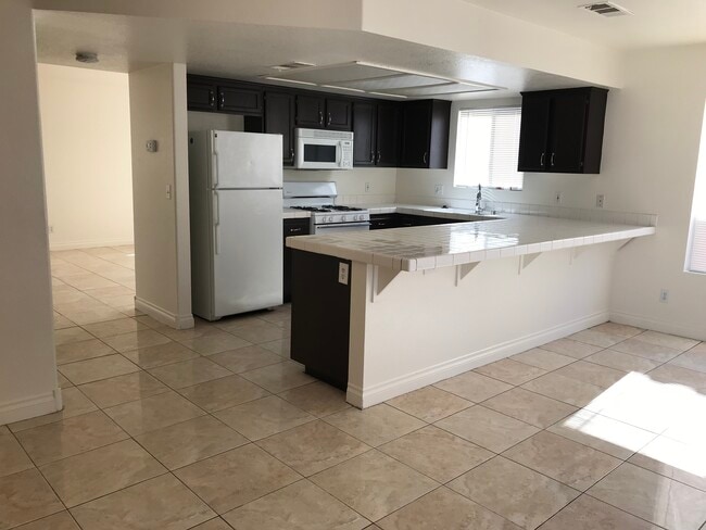 6404 Rose Tree Ln in Las Vegas, NV - Building Photo - Building Photo