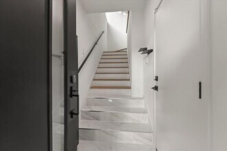 2001 N Prairie Ave in Dallas, TX - Building Photo - Building Photo