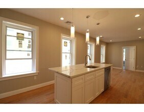 422 Hanover St in Boston, MA - Building Photo - Building Photo
