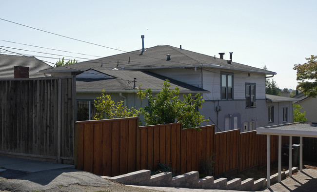 3675 Christensen Ln in Castro Valley, CA - Foto de edificio - Building Photo