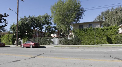 Willow Crest Apartments in North Hollywood, CA - Foto de edificio - Building Photo