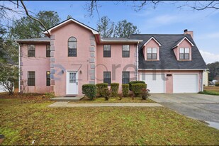 5893 N Castlegate Dr in Atlanta, GA - Building Photo