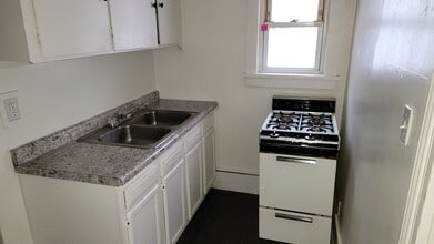 824 16th St, Unit 4 in Moline, IL - Foto de edificio - Building Photo