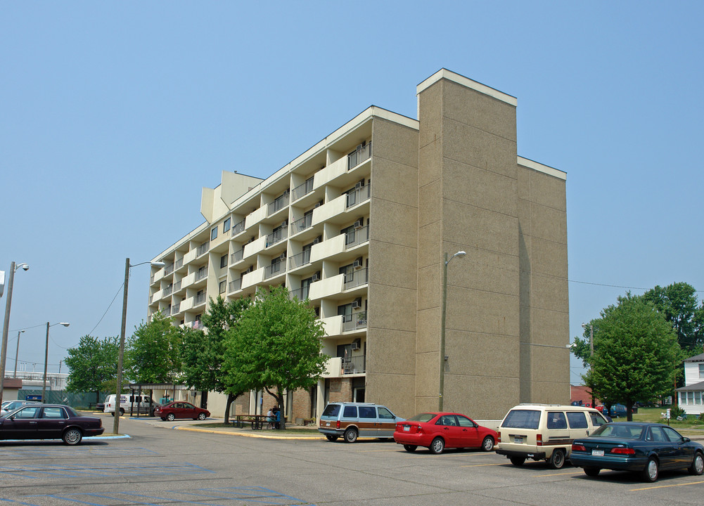 Madison Manor in Huntington, WV - Building Photo