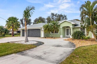 12 Mariner Ln in Rotonda West, FL - Foto de edificio - Building Photo