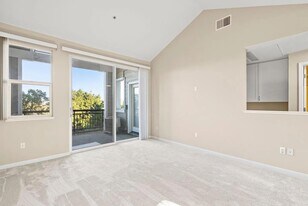1982 W Bayshore Rd in East Palo Alto, CA - Building Photo