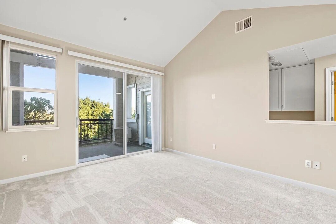 1982 W Bayshore Rd in East Palo Alto, CA - Building Photo