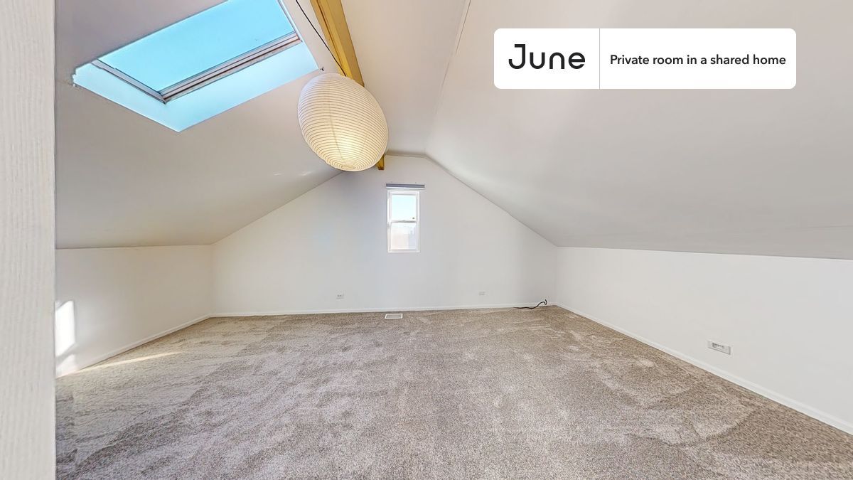 Private bedroom in 3 bed/1 bath Home in Chicago, IL - Building Photo