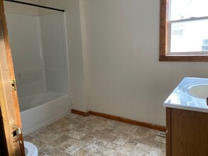 48 Watervliet Ave, Unit Floor 1 in Cohoes, NY - Foto de edificio - Building Photo