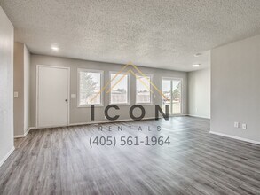 517 N Robin Way in Mustang, OK - Building Photo - Building Photo