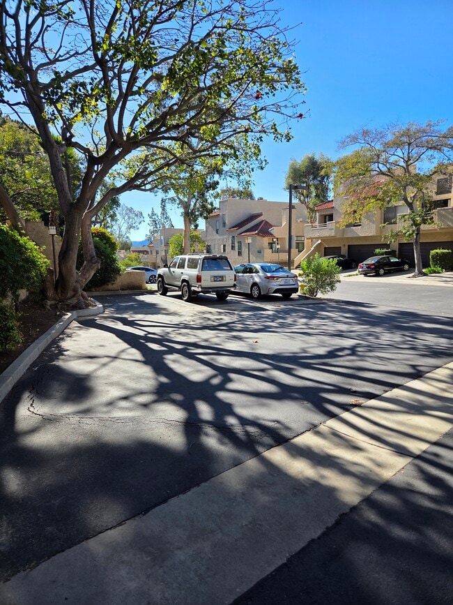 187 McAfee Ct in Thousand Oaks, CA - Foto de edificio - Building Photo