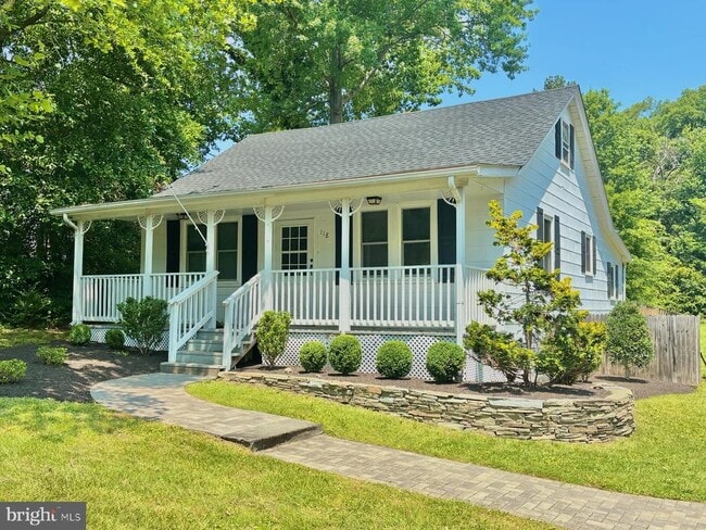 property at 118 W Hawthorne Dr